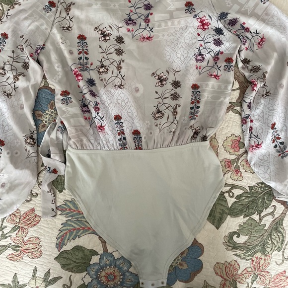 Cute Floral Bodysuit Blouse Long Wide Sleeve (NWT) - Picture 11 of 13